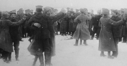 zum Dossier (Während des Waffenstillstands an der Ostfront 1918. Deutsche und russische Soldaten feiern zwischen den Stellungen. Foto: Wikicommons, CC BY-SA 3.0)Russische Revolution
