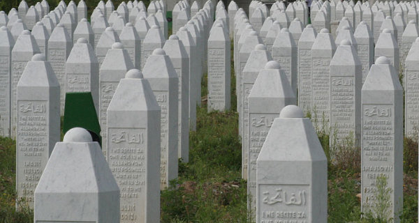 Grabsteine an der Völkermord-Gedenkstätte in Potočari in der Nähe von Srebrenica. Foto: Maurits90, Wikipedia, gemeinfrei