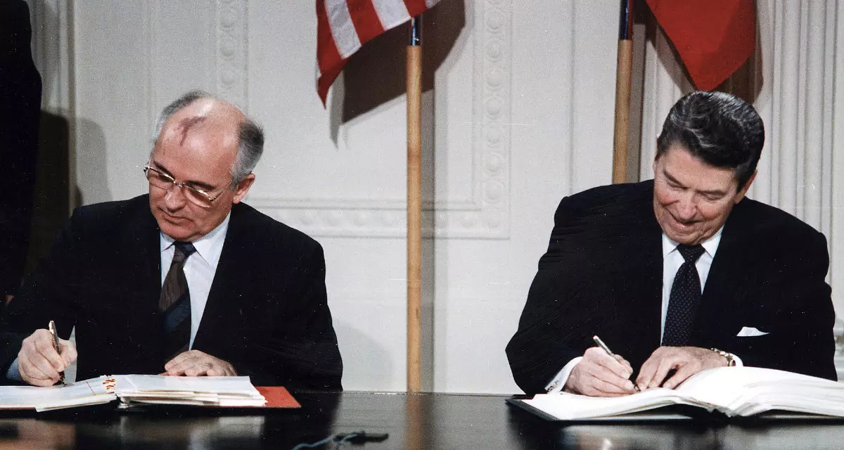 Vertragsunterzeichnung zur Abrüstung durch Gorbatschow und Reagan: INF-Vertrag vom 8. Dezember 1987 | Wikipedia | White House | gemeinfrei