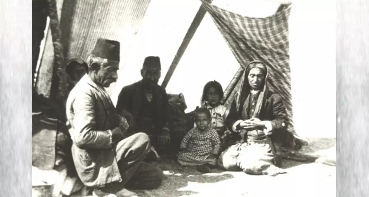 Alltägliche Qualen der Deportierten. Die primitiven Sonnensegel konnten weder tags vor Hitze schützen, noch nachts die Kälte abwehren. Quelle: Armin T. Wegner | Arbeitsgruppe Anerkennung - Gegen Genozid, für Völkerverständigung e.V. | Ref-Nr. img051