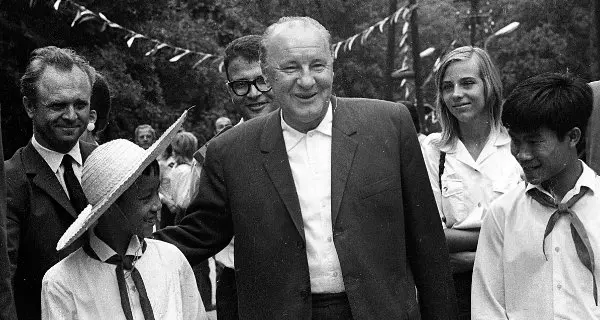  János Kádár unter den Pionieren. Foto: FORTEPAN / Urbán Tamás