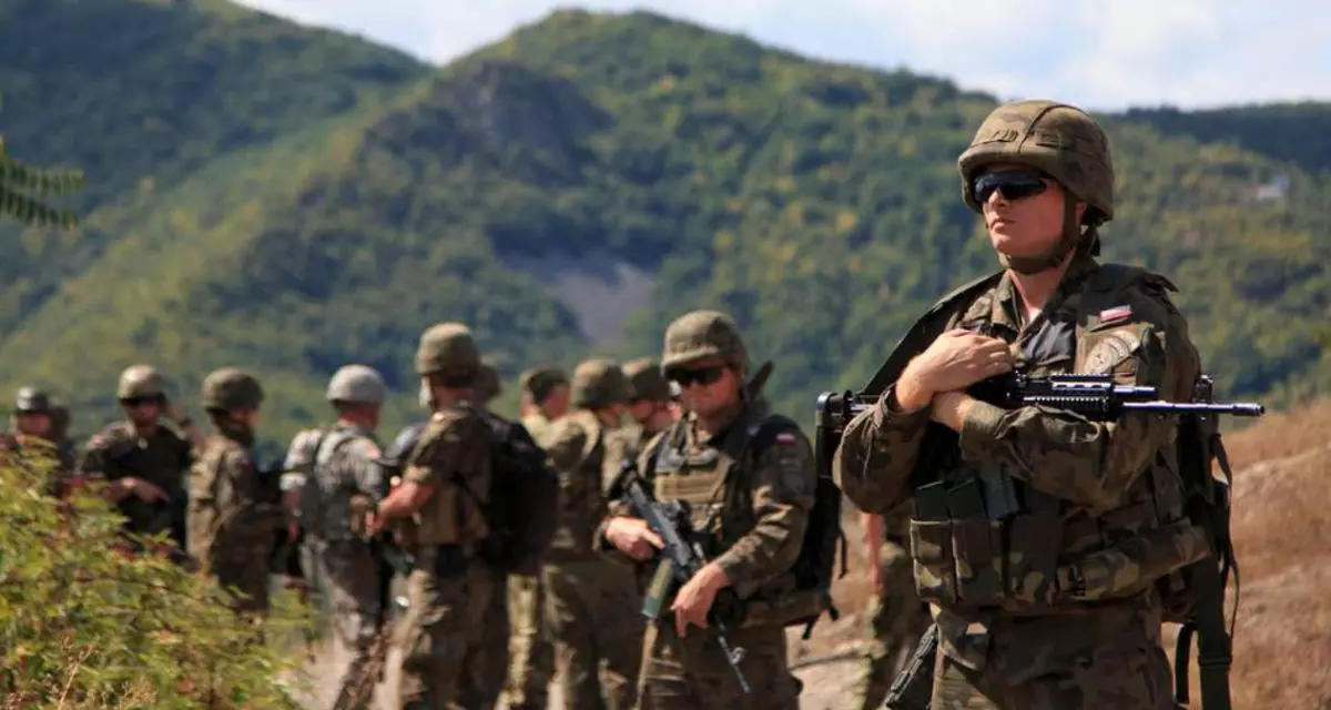 Soldaten der polnischen Armee, die an der Friedensmission der NATO für die Kosovo-Truppe teilnehmen. | Defense Visual Information Distribution Service | Public Domain