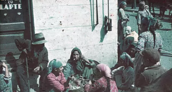 Sinti und Roma auf Gehsteig in Sofia. Foto: Bundesarchiv N 1603 Bild-162, Wikimedia, CC BY-SA 3.0 DE