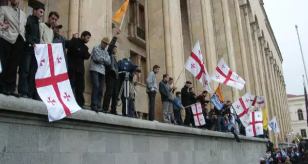 Rose Revolution Georgia, Tbilisi 2003. Parlament building | Wikipedia | Zaraza | CC BY-SA 3.0