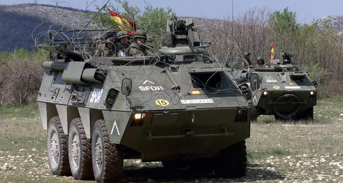Spanische SFOR-Soldaten mit Transportpanzer BMR-600 | Wikipedia | Master Sgt. Scott Wagers, USAF | gemeinfrei 