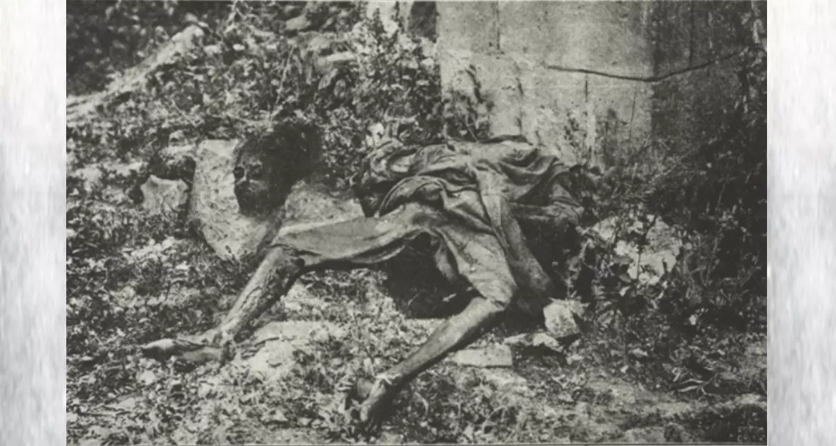 Vergewaltigt, gefoltert und enthauptet: der geschundene Leichnam einer Armenierin aus Bitlis Quelle: Armjanskij Central’nyj Komitet (Izd.): ,Al’bom’’ armjan’-bežencev’’. Tiflis (um 1918) | Arbeitsgruppe Anerkennung - Gegen Genozid, für Völkerverständigung e.V. | Ref-Nr. img084