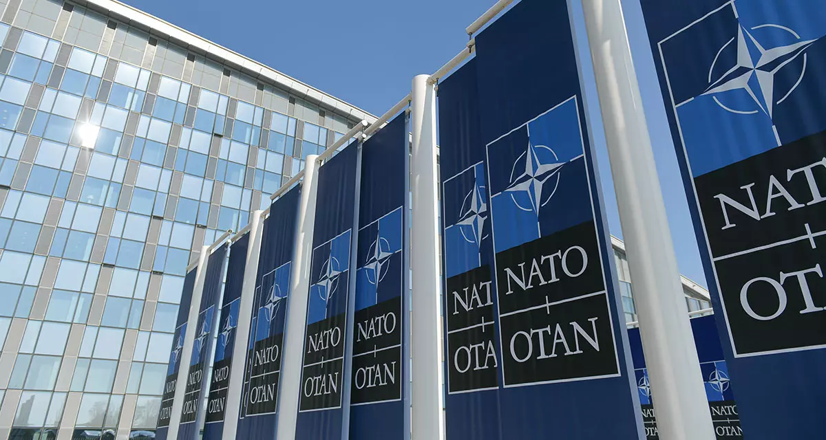 NATO-Logo-Flaggen vor dem Hauptquartier in Brüssel, Belgien. Foto: Adobe Stock | Dragoș Asaftei 