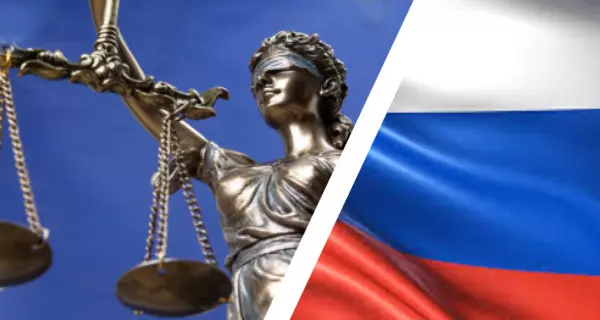 Die Statue von Gerechtigkeit Themis oder Justitia, die Göttin mit verbundenen Augen von Gerechtigkeit, im Hintergrund die europäische Flagge, daneben die russische Flagge | Collage LpB BW