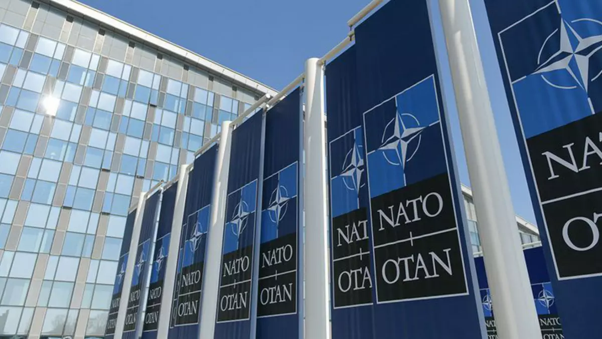NATO-Logo-Flaggen vor dem Hauptquartier in Brüssel, Belgien. Foto: Adobe Stock | Dragoș Asaftei 