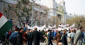 Demonstrasjoner for reformer i Budapest, 15. mars 1989. Av Derzsi Elekes Andor. Lisens: CC BY SA 3.0