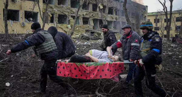 Helfer bergen eine verwundete schwangere Frau in Mariupol | Evgeniy Maloletka, NTB | CC BY-NC