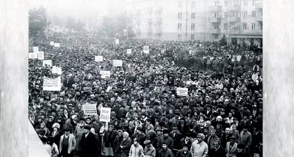 Demonstration in Stepanakert, Februar 1988 | Wikipedia | Ռուսլան Սարգսյան | CC BY-SA 4.0