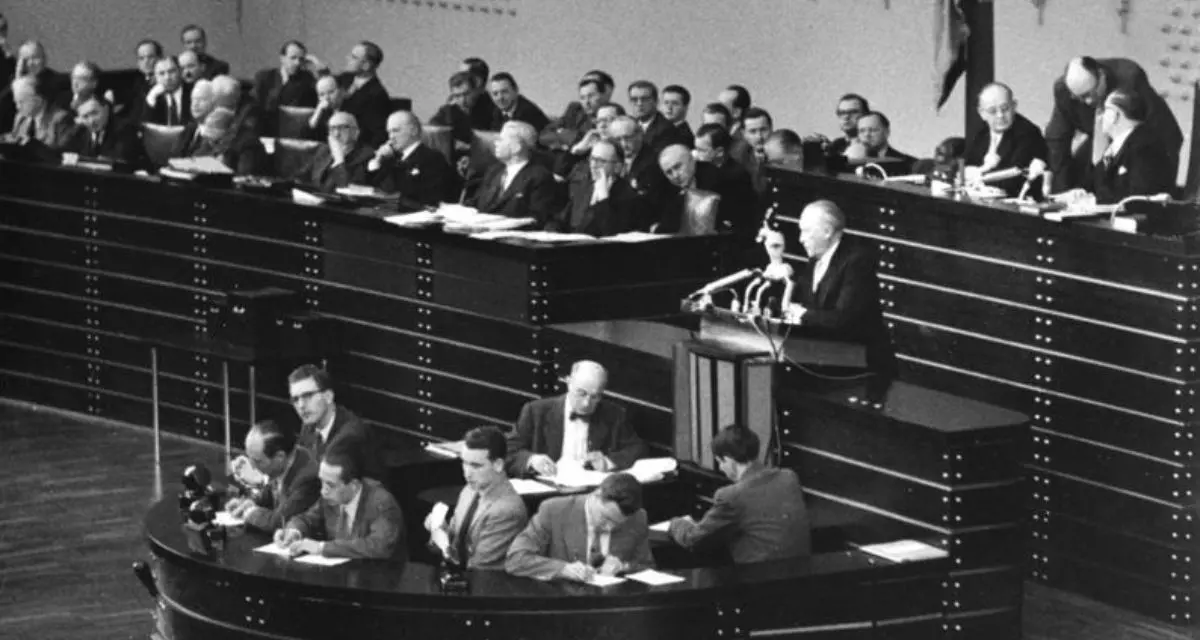 Rede zu den Pariser Verträgen von Bundeskanzler Konrad Adenauer im Deutschen Bundestag am 25. Februar 1955 | Bundesarchiv, B 145 Bild-F002450-0005 | Unterberg, Rolf | CC-BY-SA 3.0 