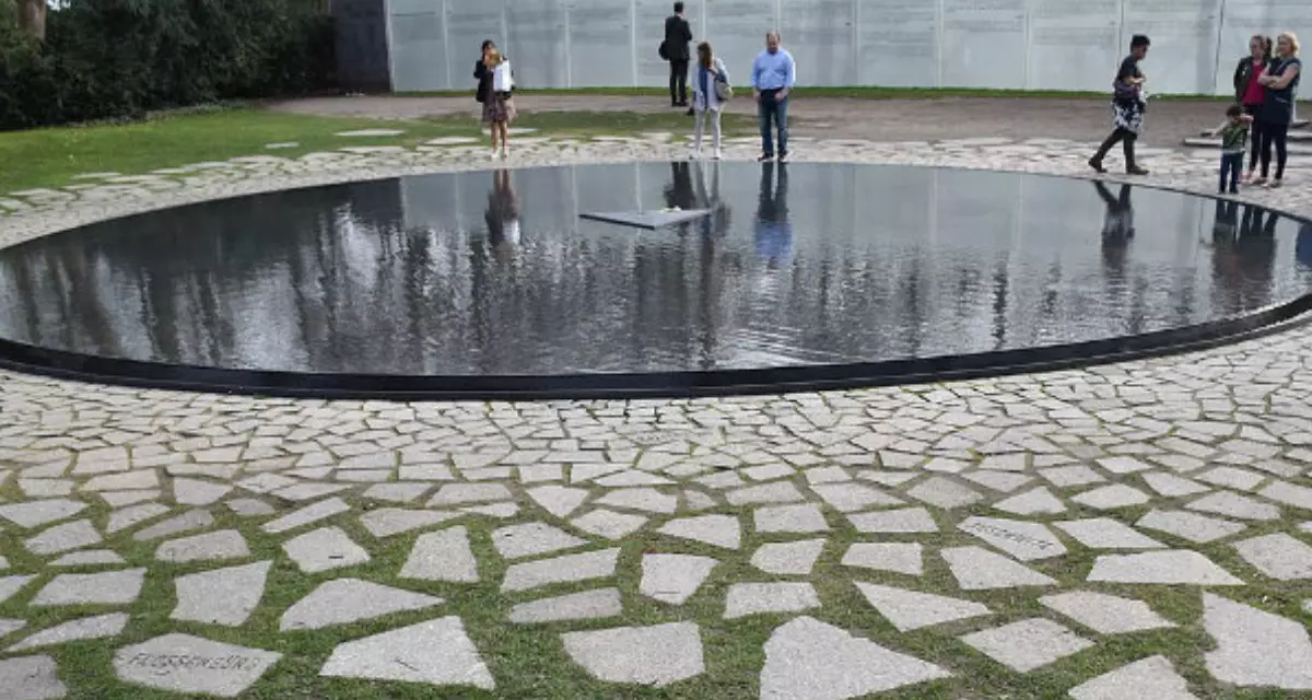 Sinti und Roma Denkmal in Berlin. Foto: Vasyatka1, CC BY-SA 4.0 