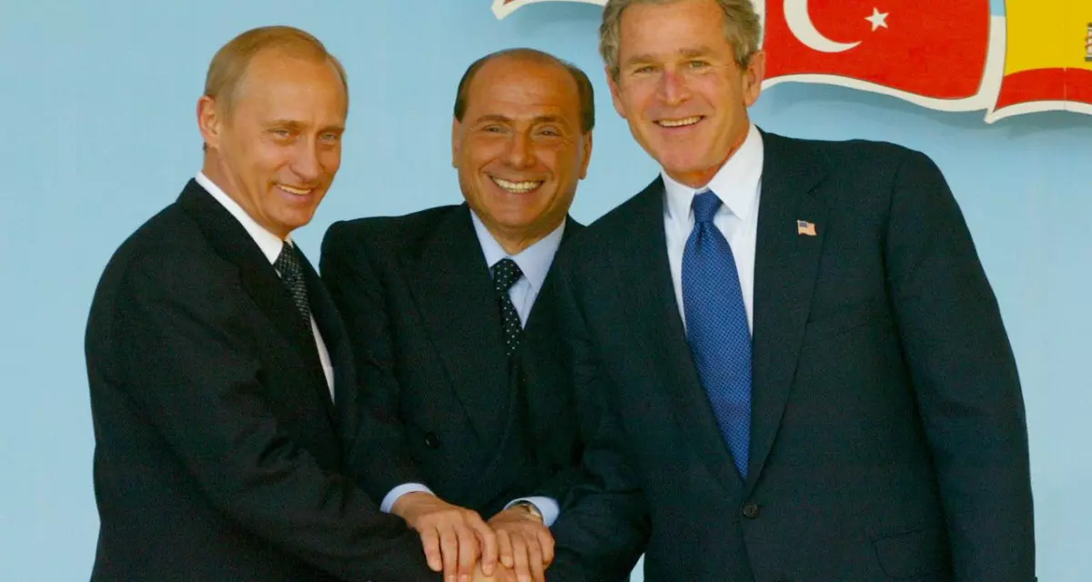 NATO-Russland-Rat 2002: Russlands Präsident Wladimir Putin, Italiens Ministerpräsident Silvio Berlusconi und US-Präsident George W. Bush bei einem Treffen am 28 Mai 2002.