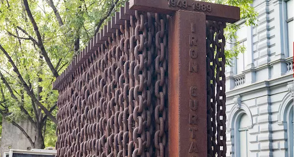  Skulptur Eiserner Vorhang vor dem Museum Haus des Terrors in Budapest, Ungarn. Foto: HerrAdams, Wikimedia, CC BY-SA 4.0