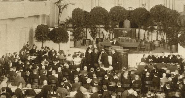 Tagung der verfassungsgebenden Versammlung Estlands, hier Eröffnungssitzung am 23. April 1919 | Wikipedia | gemeinfrei