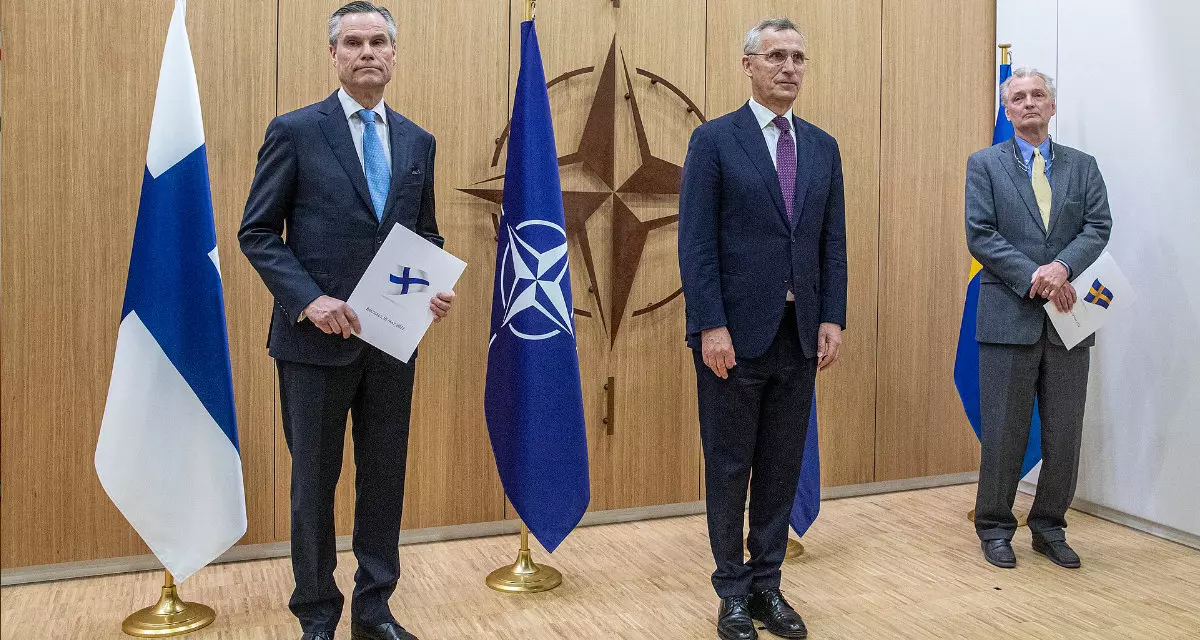 Der finnische und der schwedische Botschafter überreichen Generalsekretär Jens Stoltenberg ihre Anträge auf Beitritt zur NATO am 18. Mai 2022 | Wikipedia | Juha Roininen | CC BY 2.0