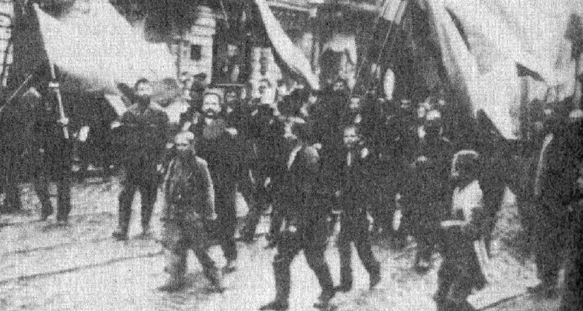 Demonstranten auf dem Weg zum Winterpalast in St. Petersburg 1905 | Wikipedia | gemeinfrei 