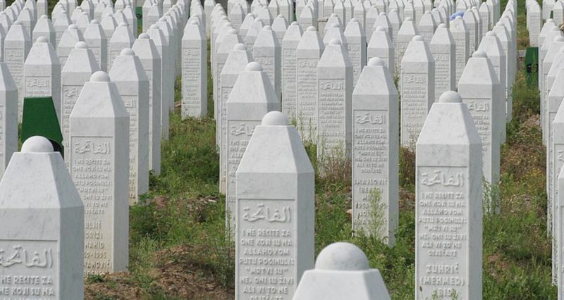 Grabsteine an der Völkermord-Gedenkstätte in Potočari in der Nähe von Srebrenica. Foto: Maurits90, Wikipedia, gemeinfrei 