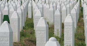 Grabsteine an der Völkermord-Gedenkstätte in Potočari in der Nähe von Srebrenica. Foto: Maurits90, Wikipedia, gemeinfrei Grabsteine an der Völkermord-Gedenkstätte in Potočari in der Nähe von Srebrenica. Foto: Maurits90, Wikipedia, gemeinfrei