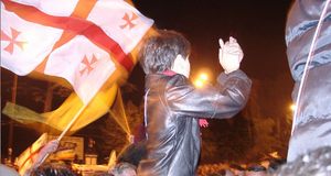 Demonstrationen in Tiflis während der georgischen Rosenrevolutionen 2003 | Wikipedia | Zaraza | CC BY-SA 3.0