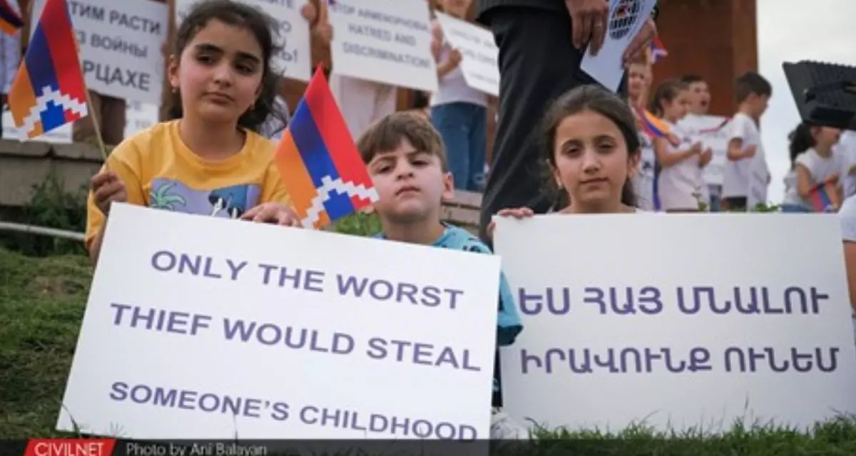 Kinder in Stepanakert demonstrieren: „Only the worst thief would steal someone`s childhood"