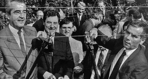 Außenminister Alois Mock und Gyula Horn (rechts) durchtrennen den eisernen Vorhang am 17. Juni 1989. Foto: CC BY 2.0 