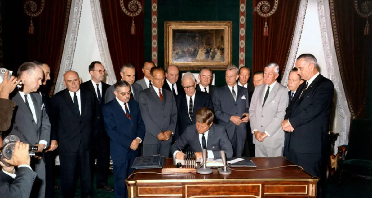 Präsident John F. Kennedy unterzeichnet am 7. Oktober 1963 den Vertrag im Weißen Haus | Wikipedia | Robert LeRoy Knudsen | gemeinfrei
