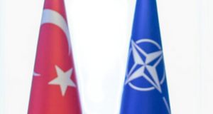 Flaggen der Türkei und der NATO