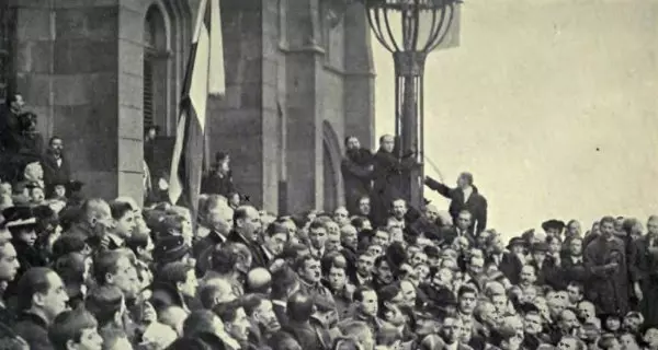 Mihaly Karolyi während seiner Rede vor dem ungarischen Parlamentsgebäude am 16. November 1918