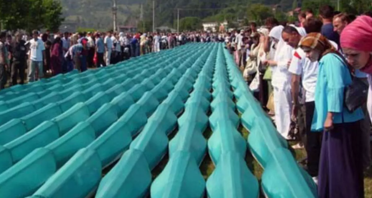 Begräbnis von 505 identifizierten Opfern des Massakers von Srebrenica. Foto: Emir Kotromanic, Wikipedia, CC BY-SA 3.0