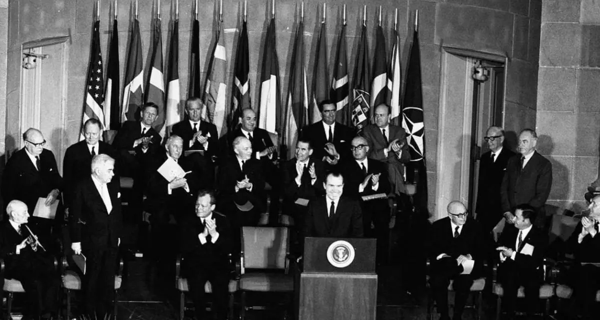 Zum 20. Jubiläum der NATO 1969 begrüßte US-Präsident Richard Nixon die NATO-Mitglieder in Washington, D.C. (USA) | picryl | Public Domain