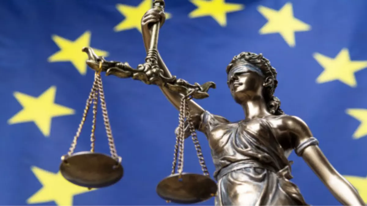 Statue of the blindfolded goddess of justice Themis or Justitia, against an European flag. Foto: respiro888, Adobe Stock, 224808539
