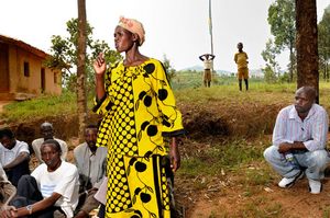 In der Tätergruppe ergreift Felicité Mushyaka das Wort, deren Mann als verurteilter Mörder im Gefängnis sitzt. © Foto: Eric Vazzoler für Peace Counts