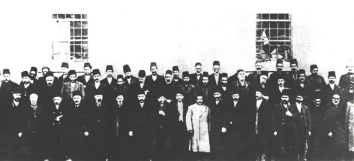 Eine Stunde, bevor sie abgeschlachtet wurden, fotografierte man noch einmal die Opfer vor dem Gefängnis von Kayseri (Cäsarea). Erste Reihe, von links nach rechts: Ein Teppichhändler und Held aus Gurin. Howhannes Sungurljan. Karapet Sambakdschjan. Barser Kilimjan. Karapet Dschamdschjan. Nschan Haladschjan. Der Anwalt Jerwand. Garnik Kujumdschjan. Sungurljan jr. Warderes Armenjan. Garnik Ururljan. Awetis Sambakdschjan. Grigor Geregmesjan. Harutjun Ter Mkrttschjan. Hakop Timurjan. Der Schuster Bardassar. Howhannes. Dr. Lewon Hunjakjan. Zweite Reihe, von links nach rechts: Unbekannter. Garnik Balukdschjan. Hakop Tschurakjan. Howhannes Ekmekdschjan. Martiros Lussararjan. Hakop Awscharjan. Hakop Merdinjan. Der Schuster Karapet Nawrusjan. Newschirljan. Wahan Kurkdschjan. Kupferschmied, Schuster und Lebensmittelhändler Daniel. Tekeh Ehjonian. Chatscher. Eisenschmied. Ein Unbekannter. Grigor Deukmedschjian. Martiros Bojadschjian. Dritte Reihe, von links nach rechts: Woskjan Minasjan. Ein Unbekannter. Garnik Dschurdschurjan. Ein Unbekannter. Petros Matosjan. Harutjun Boedschekjan. Der Zuckerbäcker Mihran. Hakop Cherljan. Karapet Matosjan. Karapet Elmadschjan. Minas Minasjan. Poros Meschedschjan. Hadschi Miridschan. Tiran Ohanjan. Karapet Istamboljan. Ein türkischer Polizist. Ein Unbekannter. Quelle: Huschamatjan Mets Jererni 1915-1965 (Beirut: Verlag „Zartonk”, 1965, S. 352) | Arbeitsgruppe Anerkennung - Gegen Genozid, für Völkerverständigung e.V. | Ref-Nr. img031