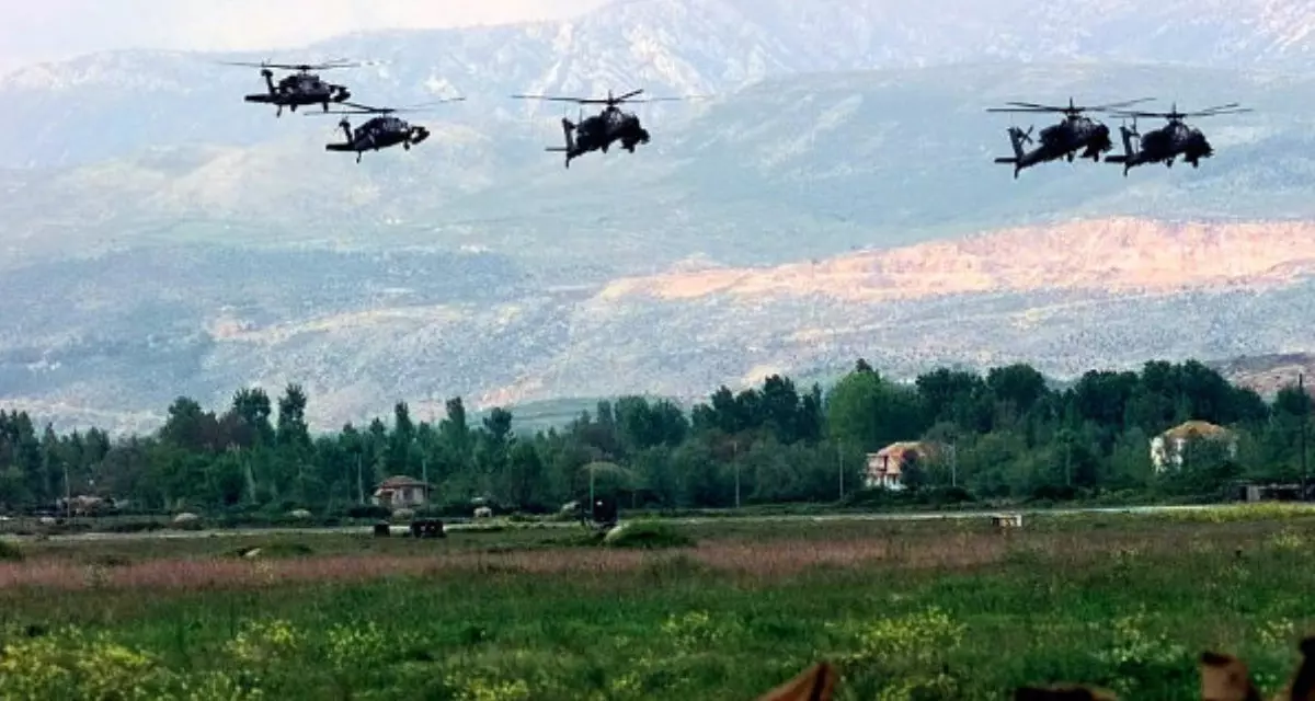 In Albanien stationierte US-amerikanische Kampfhubschrauber vom Typ AH-64 Apache und Transporthubschrauber im April 1999. Foto: Wikipedia, gemeinfrei