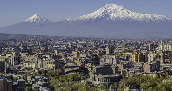 Mount Ararat and the Yerevan skyline. Foto: Serouj Ourishian, CC BY-SA 3.0