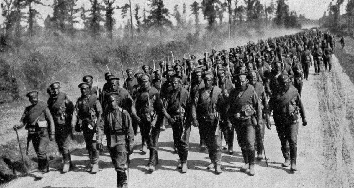 Russische Soldaten marschieren an die Front, 1914 | Wikipedia | George H. Mewes | gemeinfrei