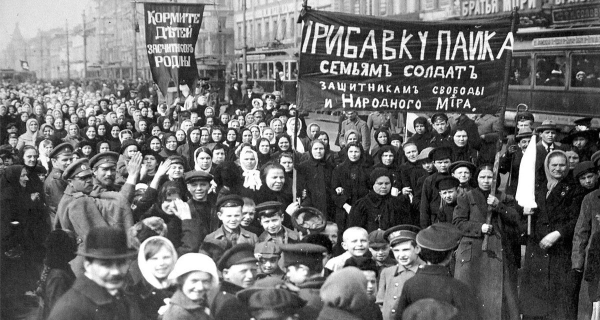 Demonstration der Arbeiter im Werk Putilow am ersten Tag der Februarrevolution 1917 | Wikimedia Commons | gemeinfrei