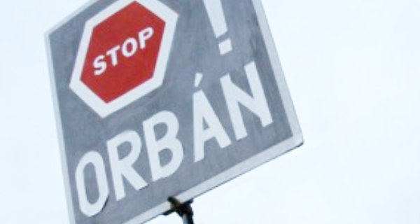 Demonstrationsbanner Stop Orban!