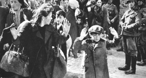 Aufstand im Warschauer Ghetto 1943. Während der Vernichtung des Ghettos wurden über 50.000 Menschen getötet oder in Vernichtungslager verschleppt. Foto: Bundesarchiv, Bild 183-41636-0002 / CC-BY-SA 3.0. 