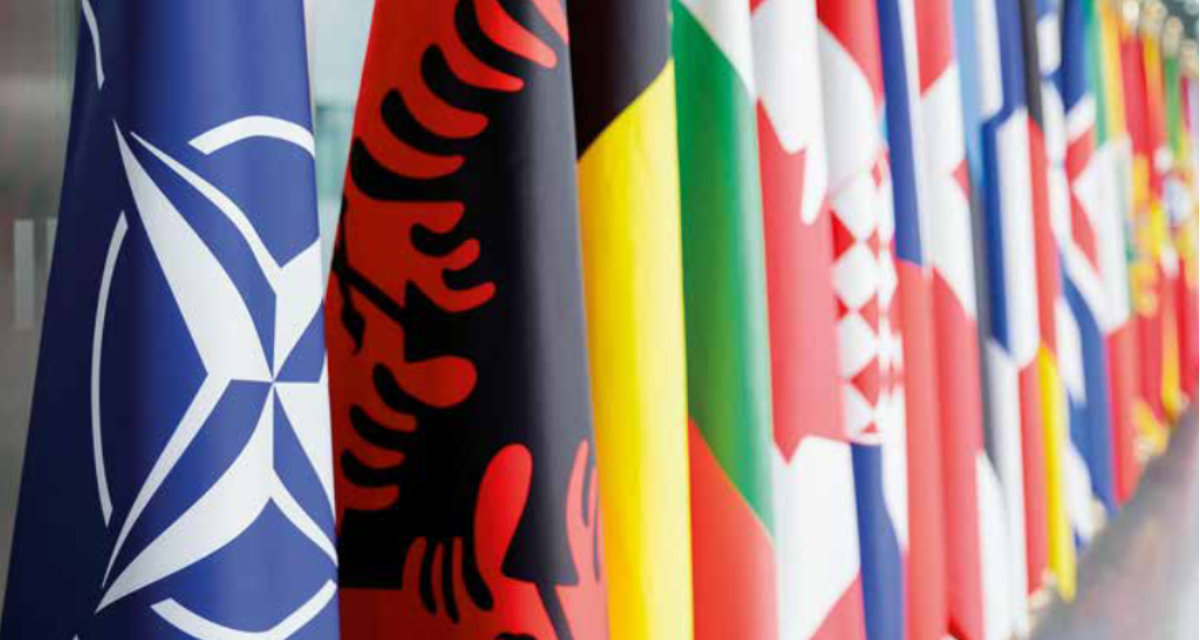 Flaggen der NATO und den Mitgliedstaaten | picture alliance | AA/photothek.de | Janine Schmitz