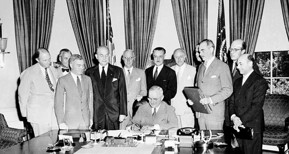 Präsident Truman unterzeichnet den Nordatlantikvertrag | Wikimedia |Abbie Rowe | public domain