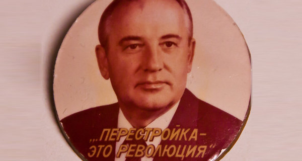 Old pin of Mikhail Gorbachev: Perestroika is a revolution. Abbildung: ~dgies, flickr, CC BY-NC-ND 2.0