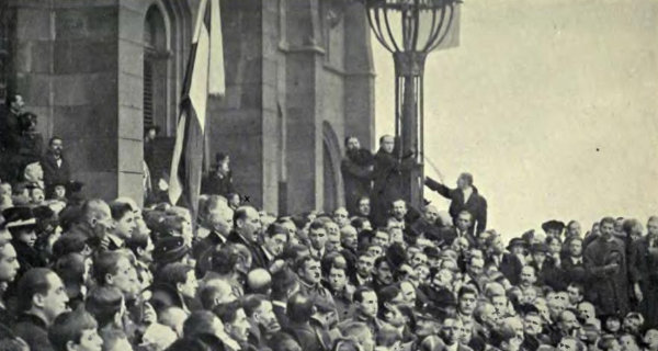 Mihaly Karolyi während seiner Rede vor dem ungarischen Parlamentsgebäude am 16. November 1918